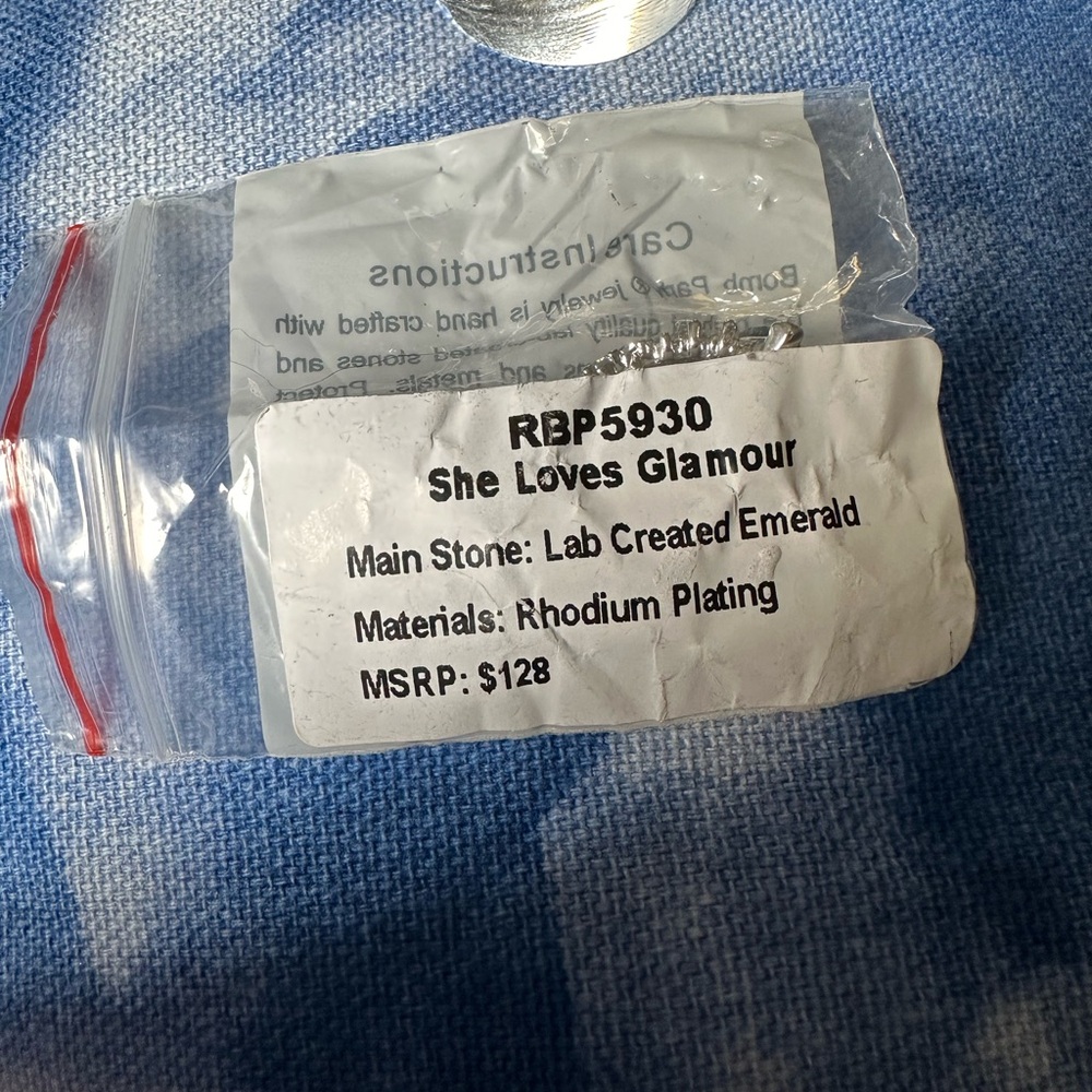 She loves glamour - by bomb party - Picture 2 of 5